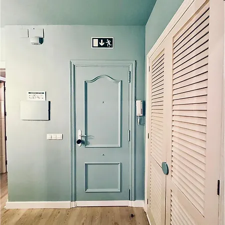 Abbott - 1 Min From The - 100m2 - Sleeps 8 *