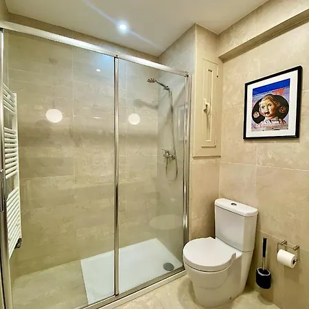 Abbott - 1 Min From The - 100m2 - Sleeps 8 Lägenhet