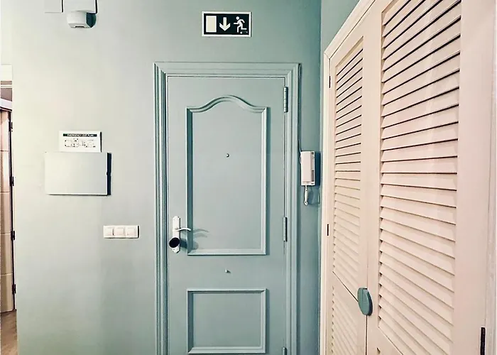 Abbott - 1 Min From The - 100m2 - Sleeps 8 *